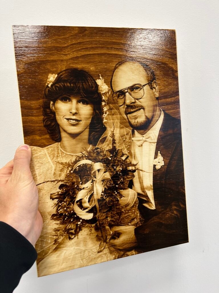 Stare zdjęcie ślubne przeniesione na portret wypalany w drewnie