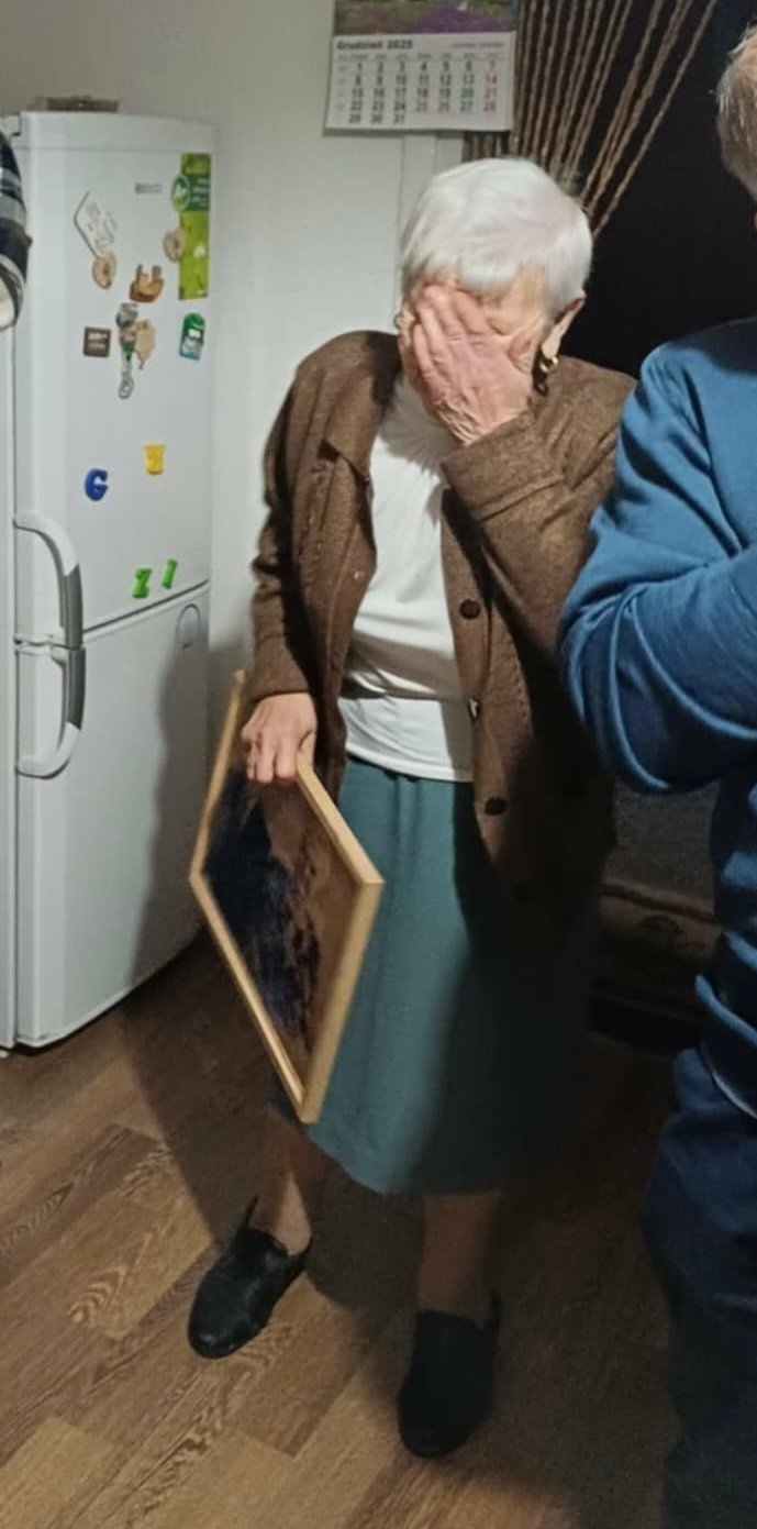 Reakcja obdarowanej osoby podczas wręczania portretu rocznicowego na drewnie